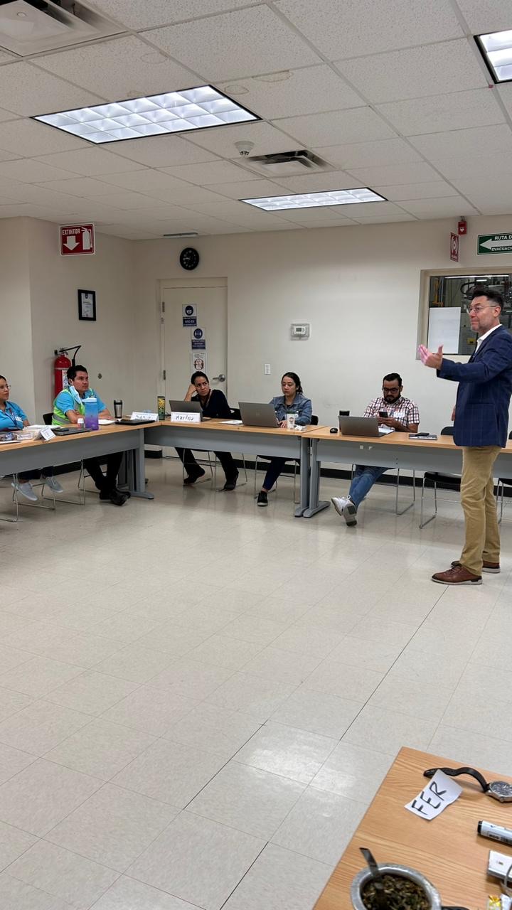 Fernando Di Fazio dando clases en una empresa argentina