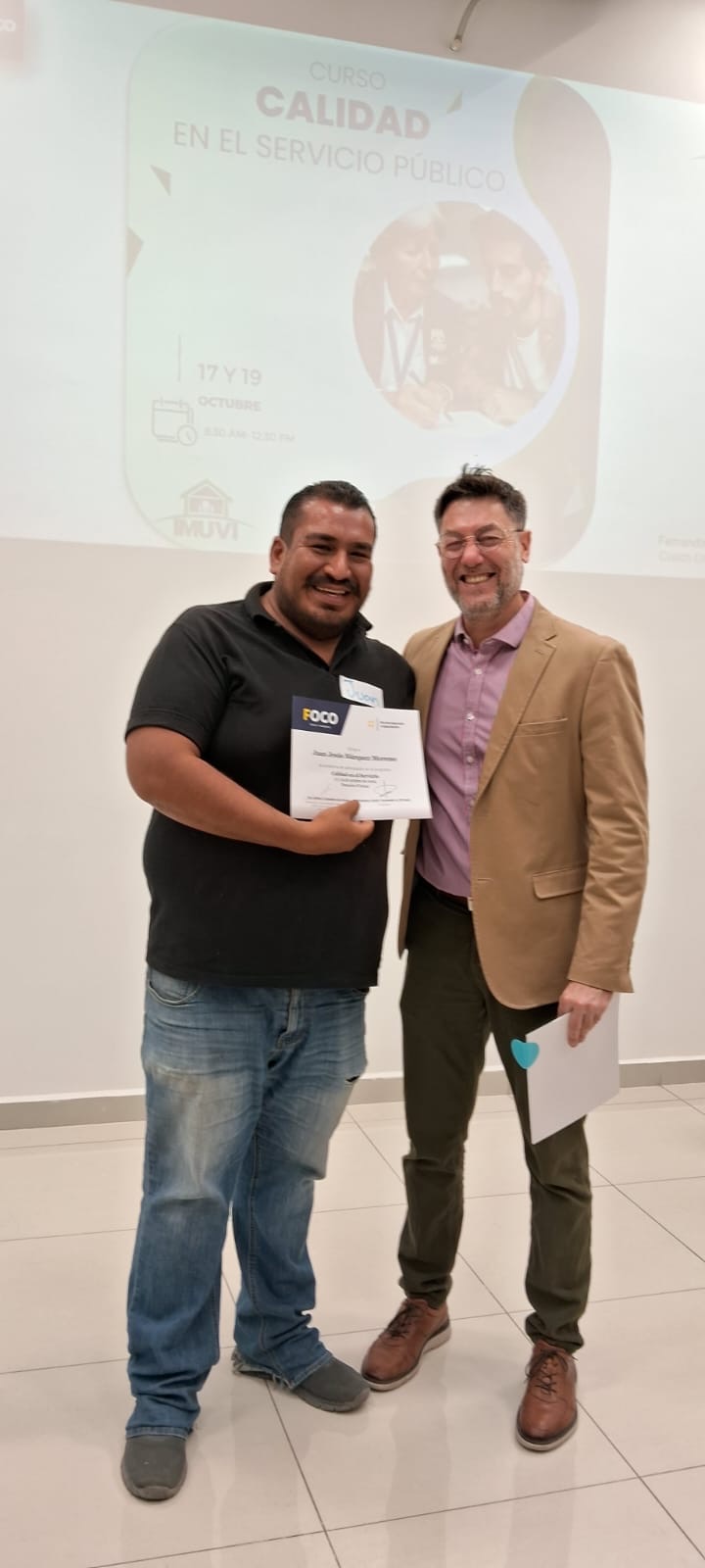 Entrega de diploma a un participante del curso de liderazgo en México