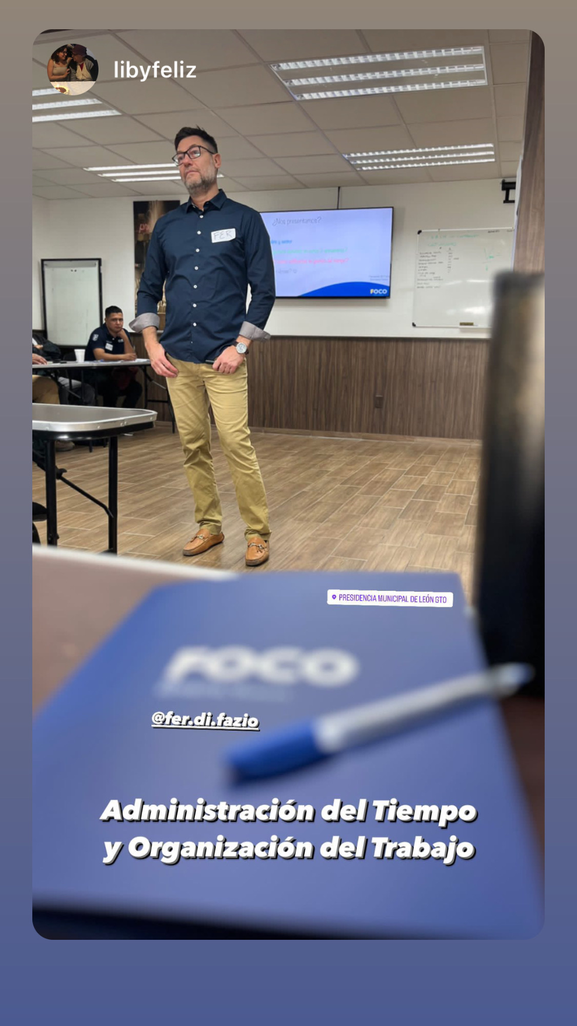Fernando Di Fazio escuchando a un participante durante una clase en México